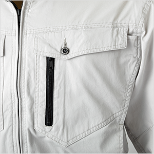 写真:Dカン(フックハンガー)は、胸ポケット内に収納可能。